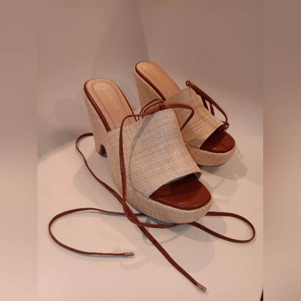 Size 10 US Beige/Tan Shoedazzle Shoes
